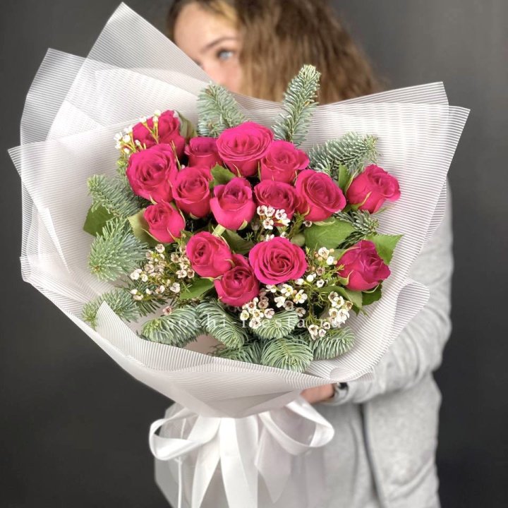 Новогодний букет Елки и Розы в Прокопьевске