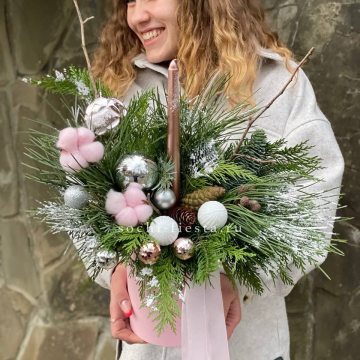 Новогодняя композиция в коробке пинк в Прокопьевске