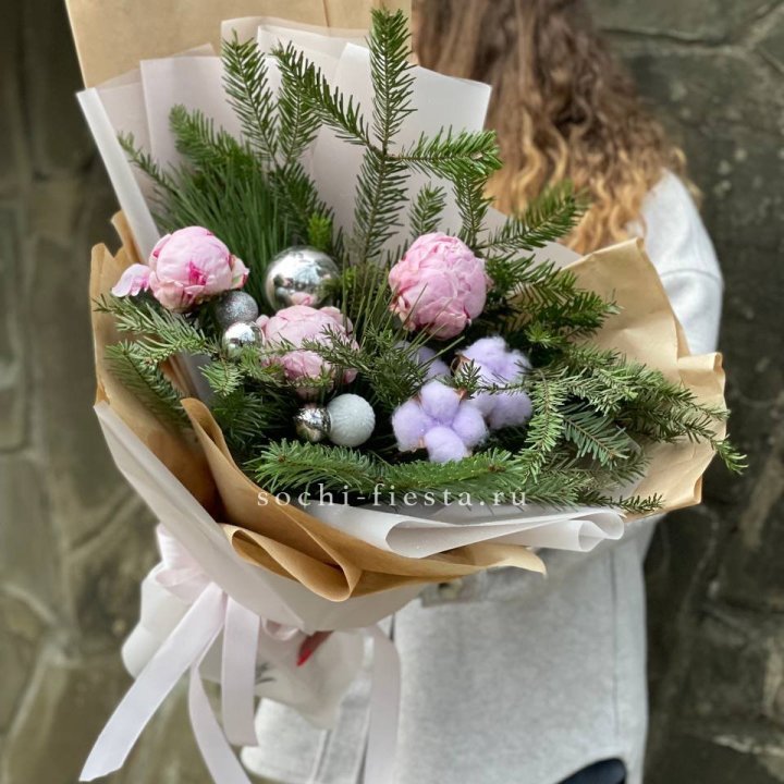 Новогодний букет с пионами  в Прокопьевске