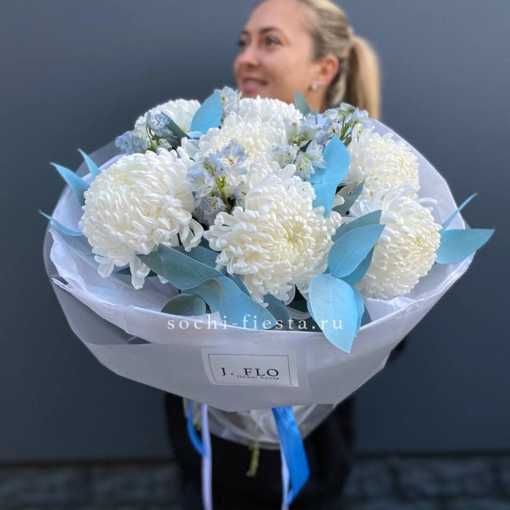 Букет хризантем Бигуди и дельфиниума  в Прокопьевске