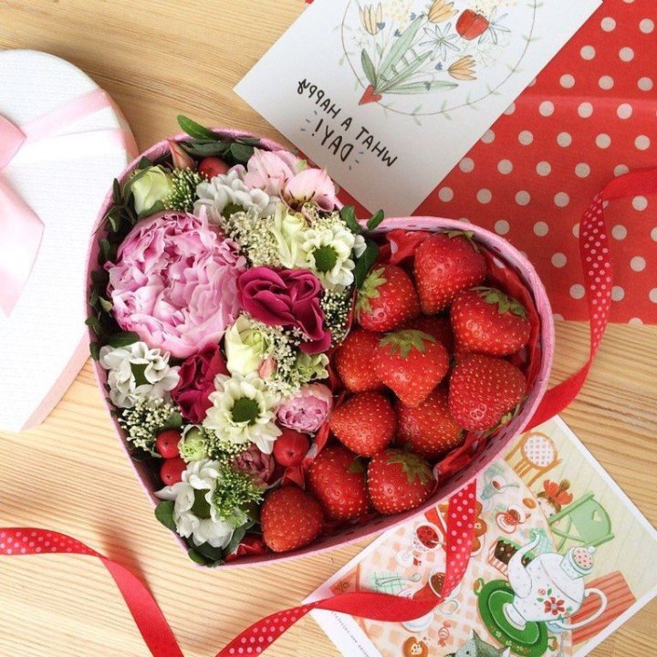 Бокс с клубникой и цветами в Прокопьевске
