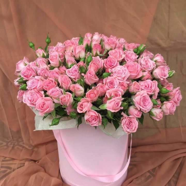 Кустовые розы в коробке в Прокопьевске