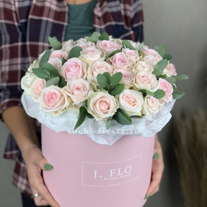 35 розовых роз в цилиндре в Прокопьевске