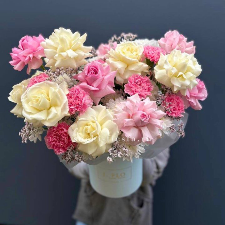 Коробка французских роз и диантусов "Бони" в Прокопьевске