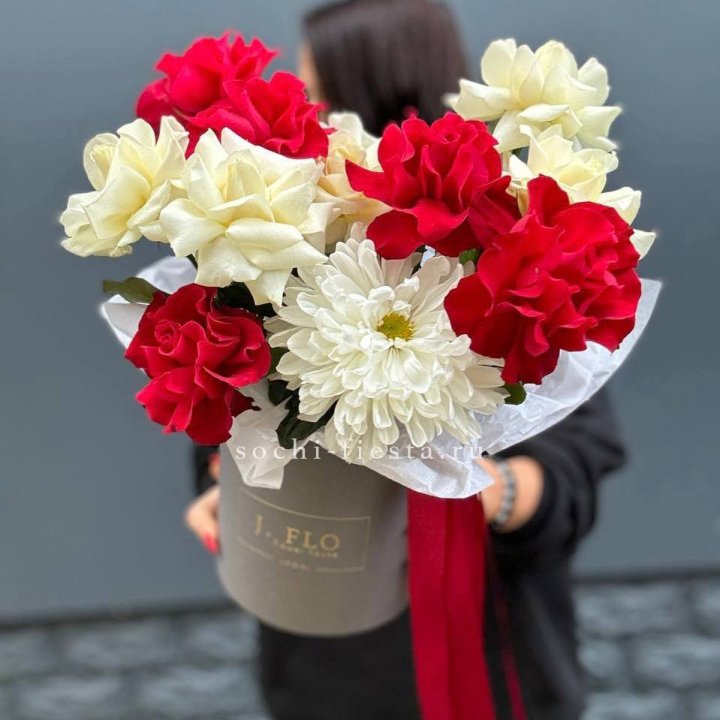 Французские розы с хризантемой в боксе в Прокопьевске