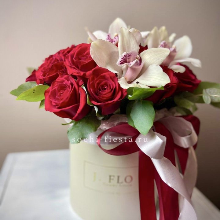 Розы и орхидеи в боксе в Прокопьевске