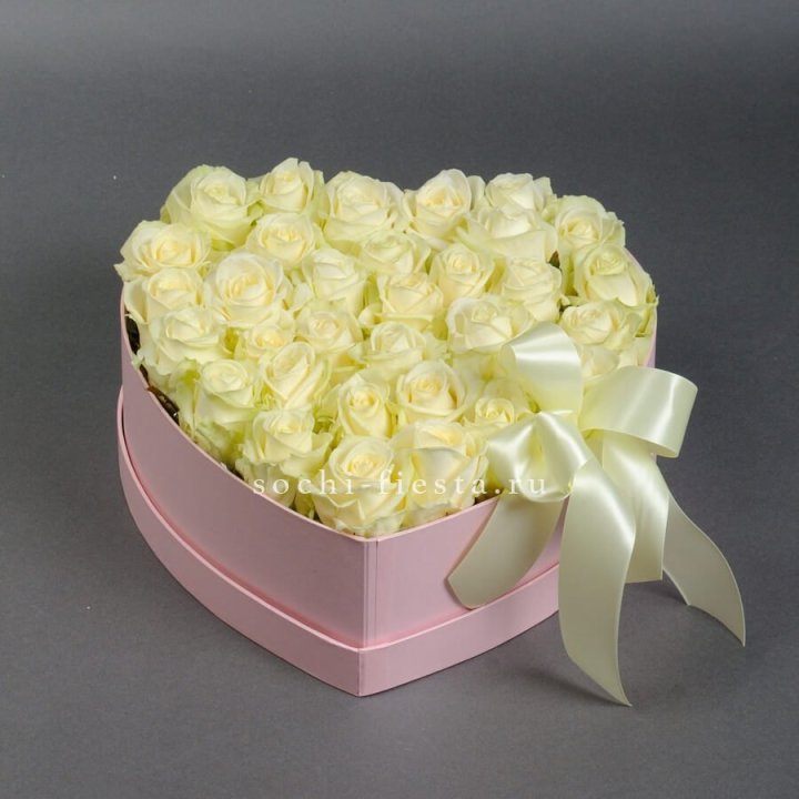35 белых роз в коробке "Сердце" в Прокопьевске