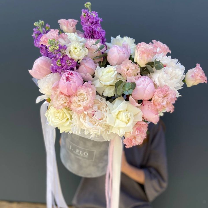 Дизайнерский цилиндр с пионами "Ривьера" в Прокопьевске