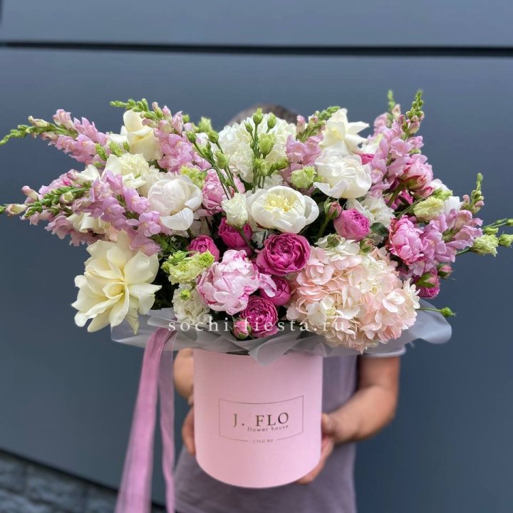 Дизайнерский цилиндр с пионами "Саманта" в Прокопьевске