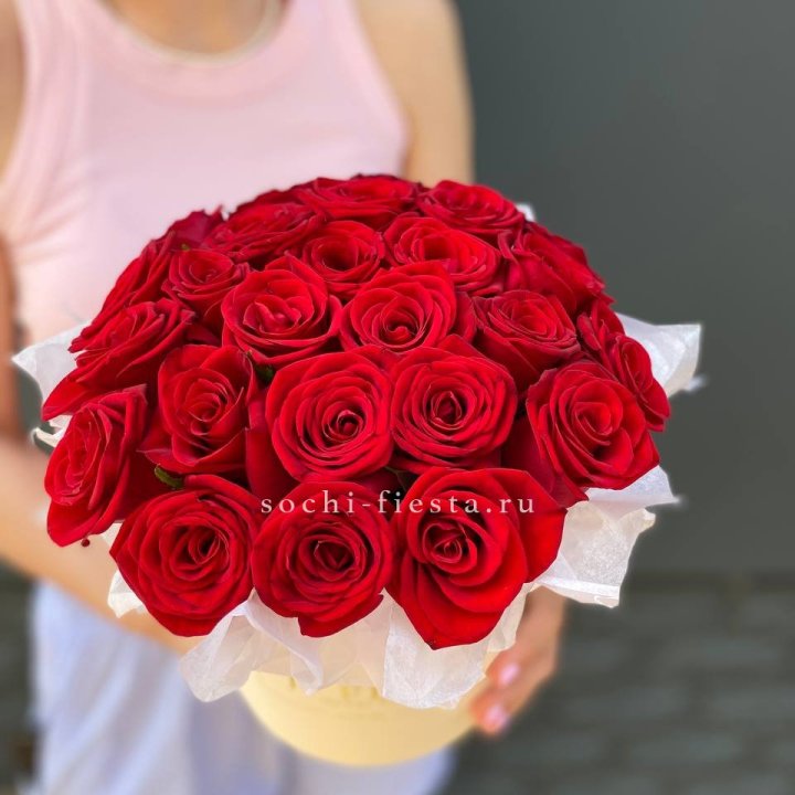 Красные розы в цилиндре в Прокопьевске