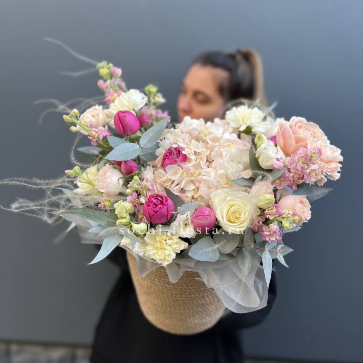 Цветочная композиция в джутовом боксе  в Прокопьевске