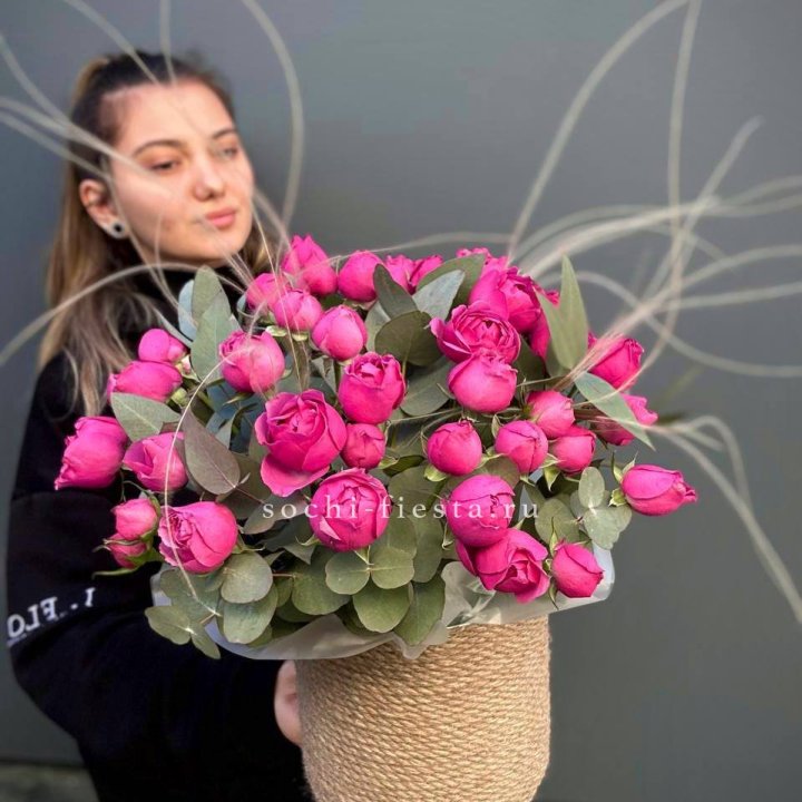 Пионовидные розы Мисти Бабблс в джутовом кашпо в Прокопьевске