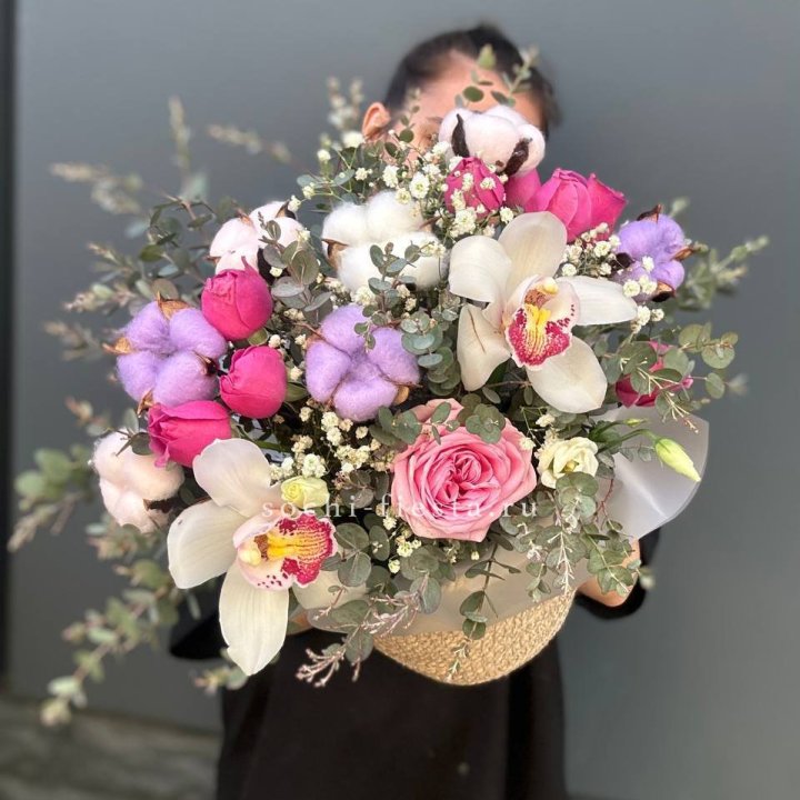 Орхидея и розы в джутовом кашпо в Прокопьевске