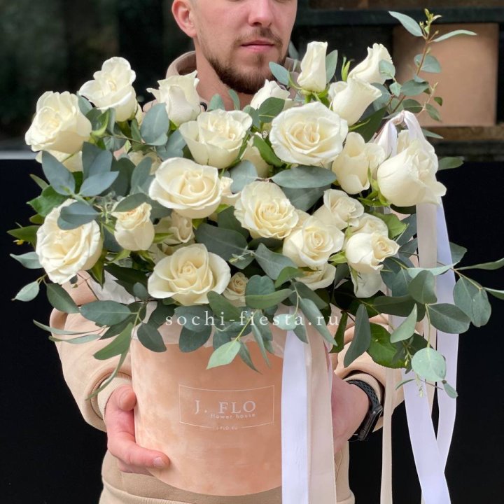 41 белая роз в бархатном боксе в Прокопьевске