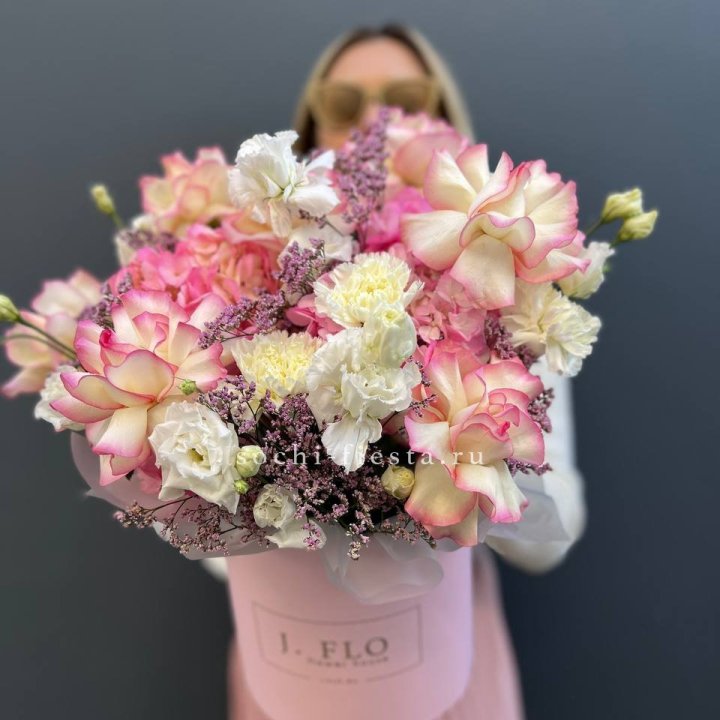 Цветочная композиция "Глория" в боксе в Прокопьевске