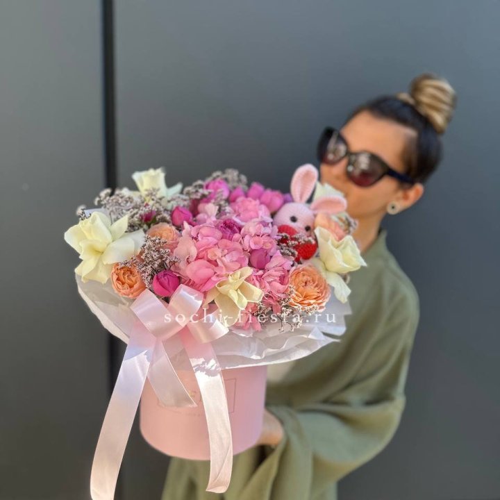 Дизайнерский цилиндр с игрушкой "Лола" в Прокопьевске