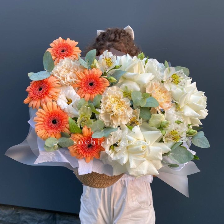 Розы и герберы в джутовом кашпо "Георгино" в Прокопьевске