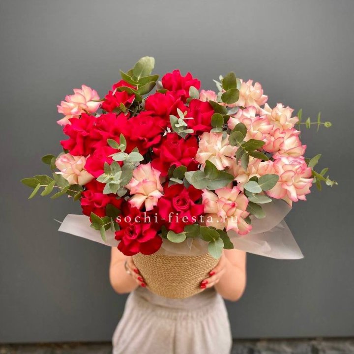 25 Французских роз в джутовом кашпо  в Прокопьевске