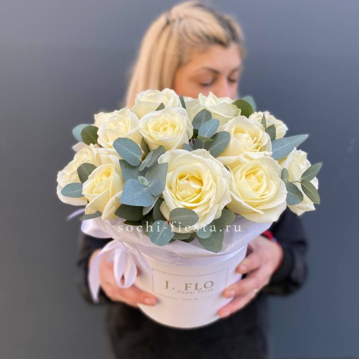 15 белых роз в боксе в Прокопьевске