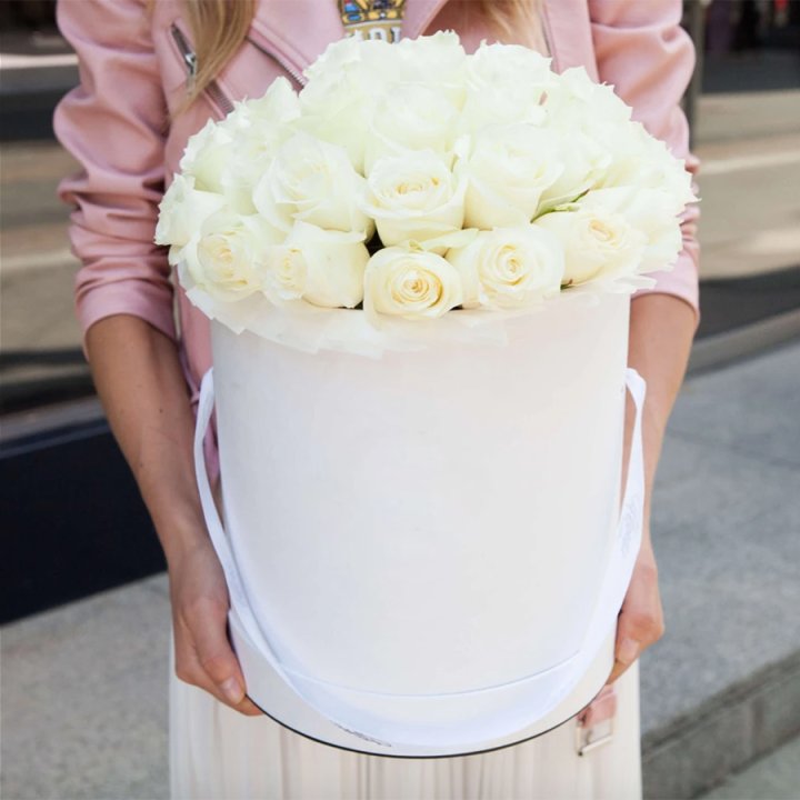 35 белых роз в цилиндре в Прокопьевске