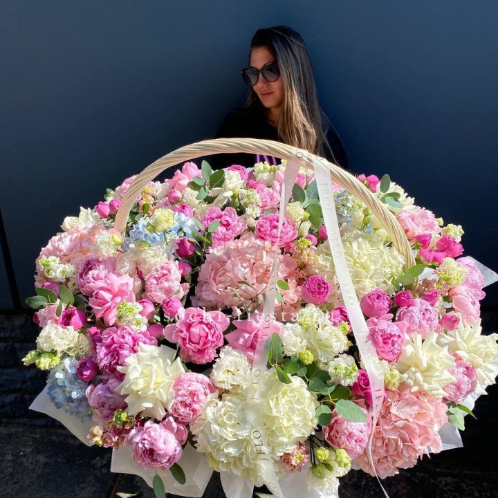 Цветочная корзина из пионов и пионовидных роз "Перфекте" в Прокопьевске