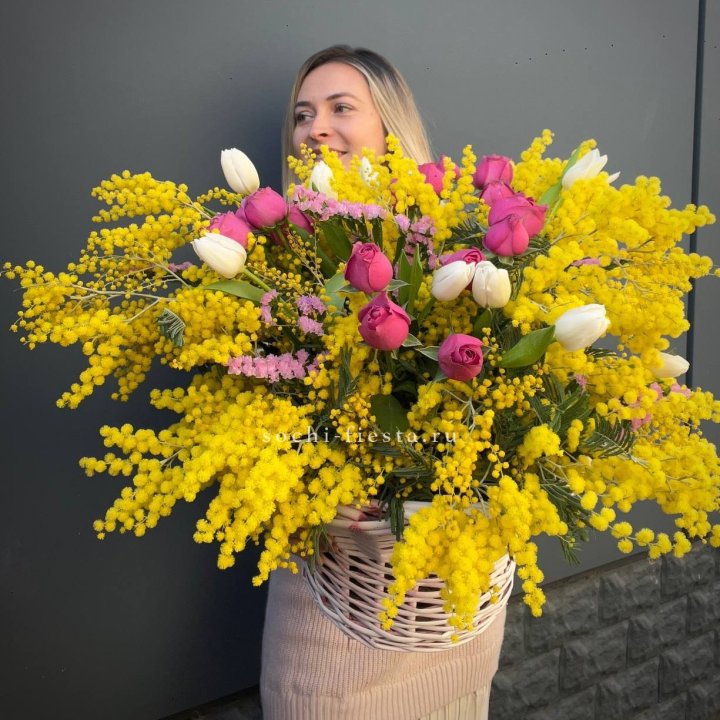Цветочная корзина с мимозой "Спринг" в Прокопьевске