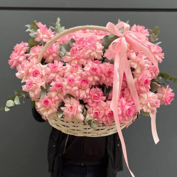 51 розовая роза в корзине в Прокопьевске