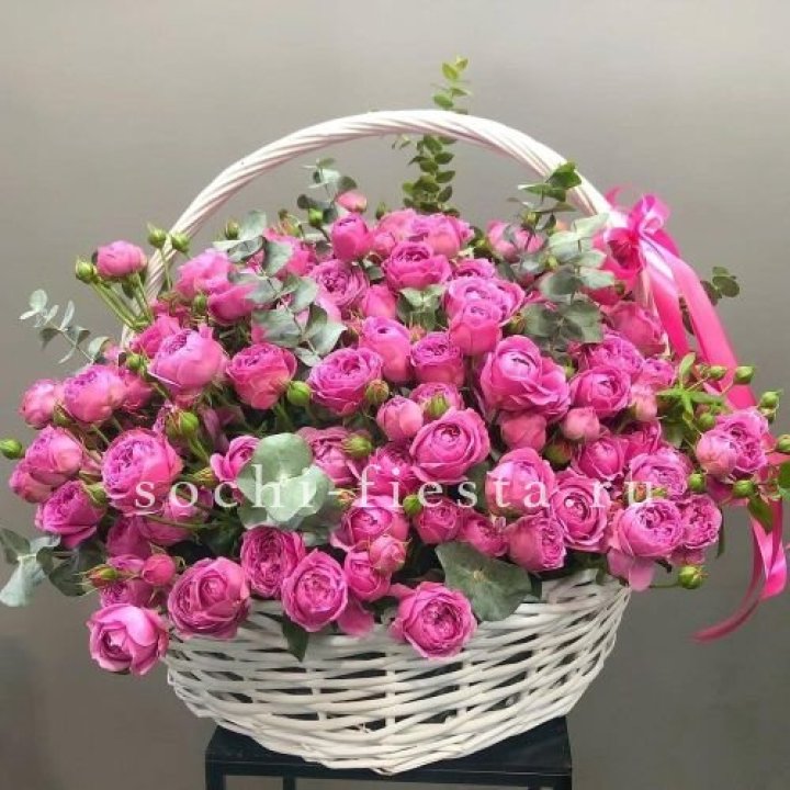 65 пионовидных кустовых роз в корзине в Прокопьевске