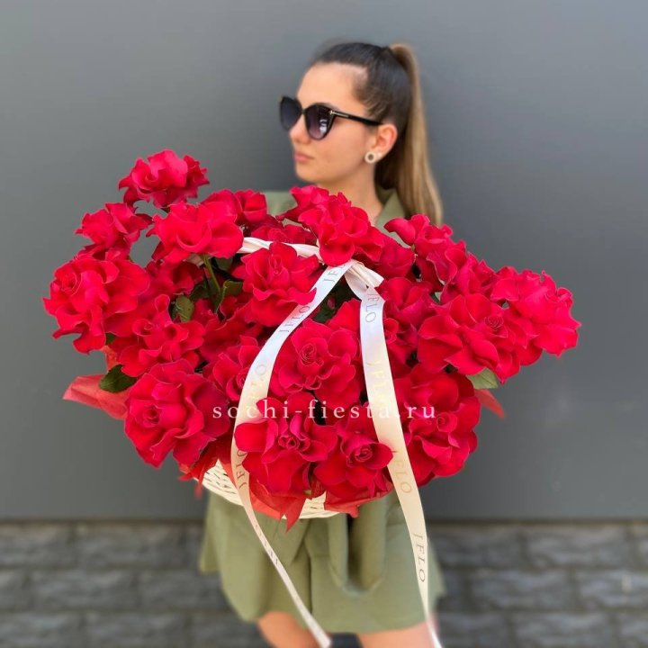 Красные французские розы в корзине в Прокопьевске