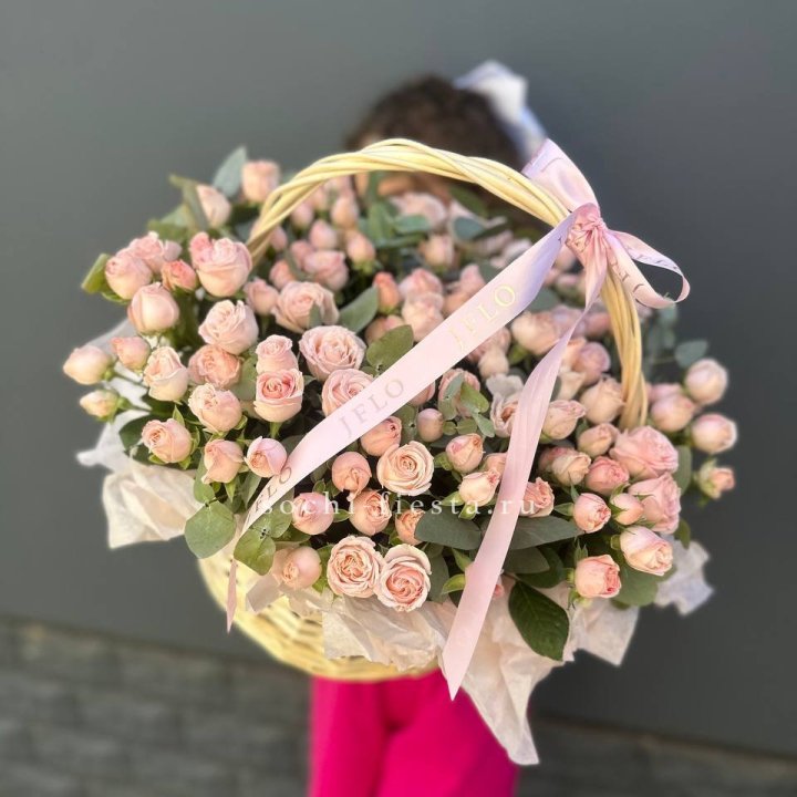 Корзина кустовых пионовидных роз в Прокопьевске