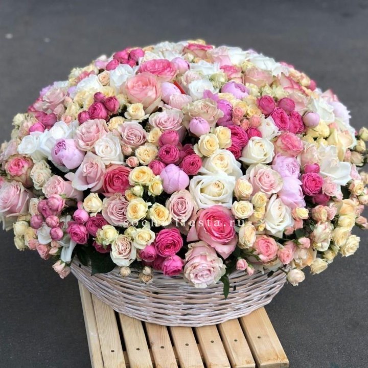 Цветочная корзина из пионов и пионовидных роз "Юниверсити" в Прокопьевске