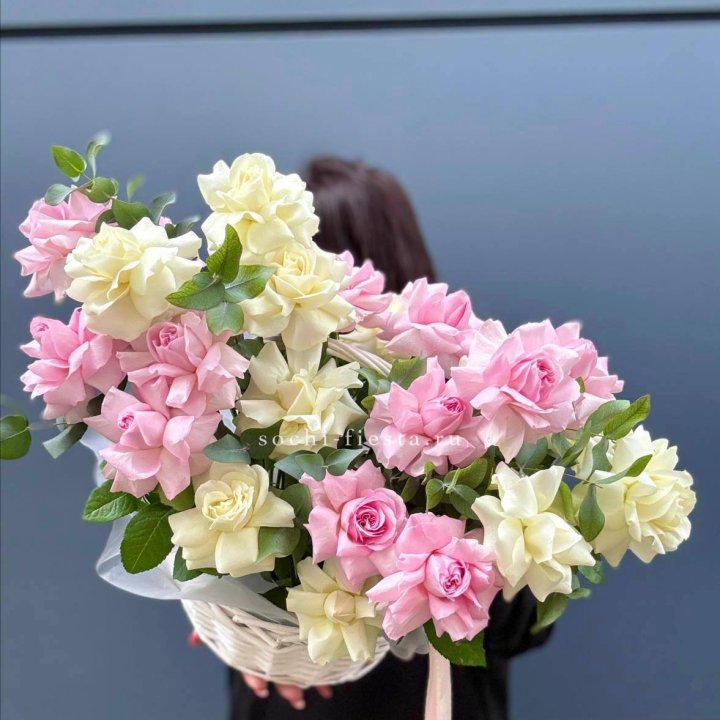 25 Французских роз в корзине в Прокопьевске