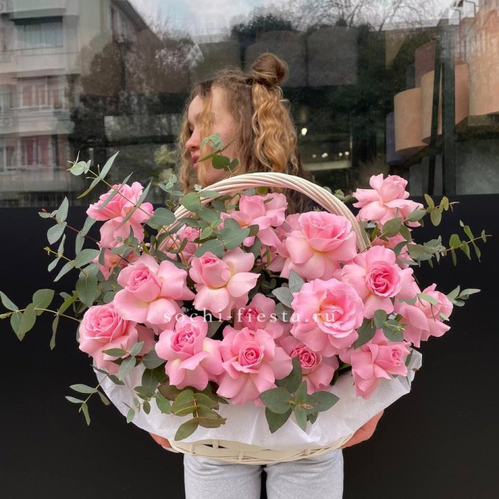 25 роз в цветочной корзине  в Прокопьевске