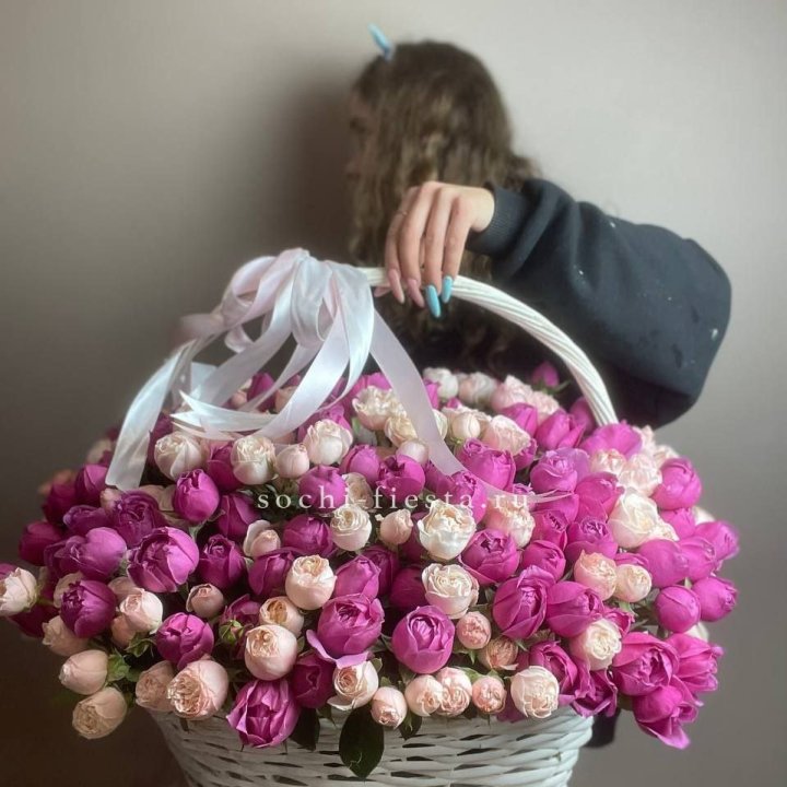 Премиум корзина пионовидных кустовых роз в Прокопьевске