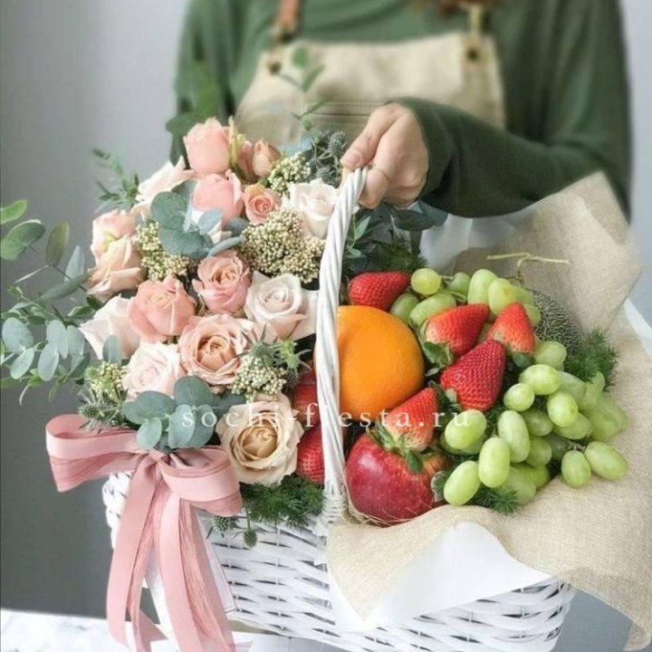 Фруктовая корзина c цветами в Прокопьевске