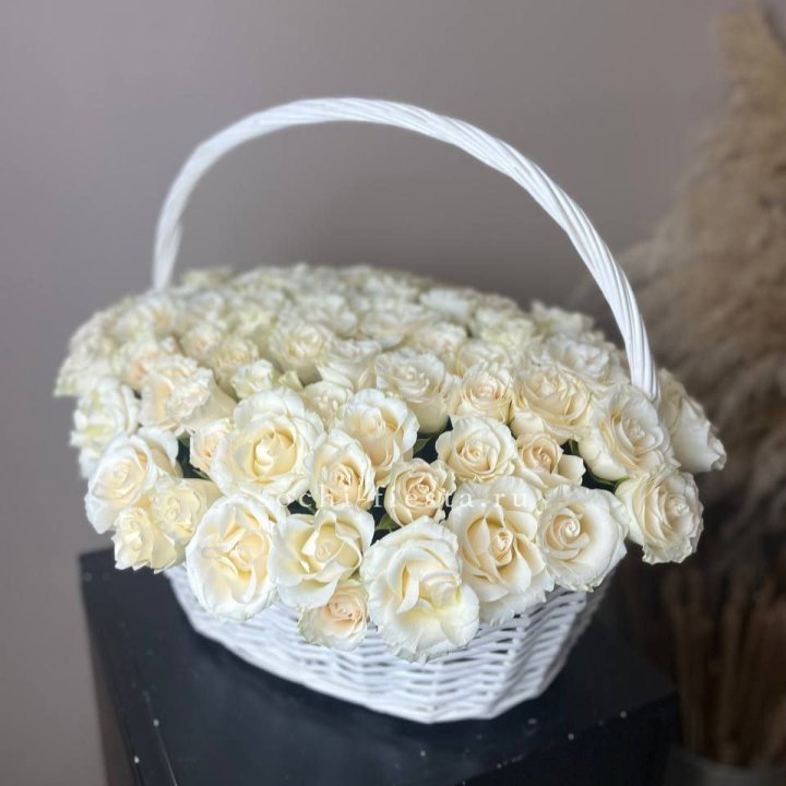 101 белая роза в корзине в Прокопьевске