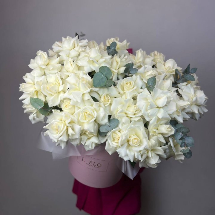 37 белых роз в боксе в Прокопьевске