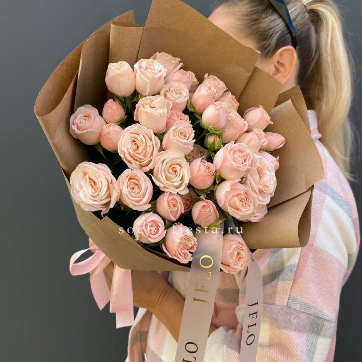 Кустовые розы Бомбастик в крафте в Прокопьевске