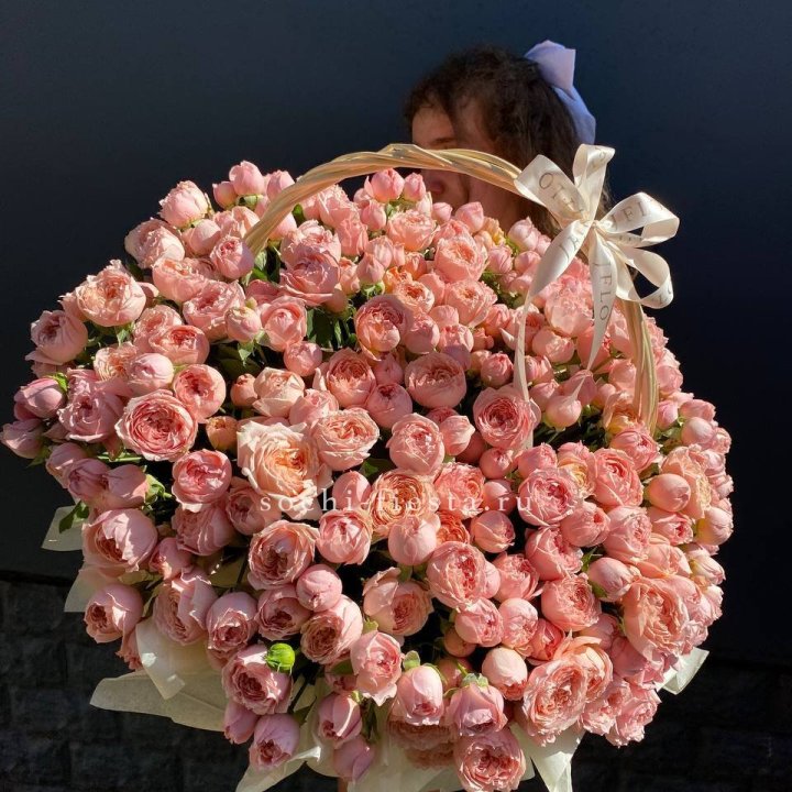Корзина из пионовидных роз в Прокопьевске