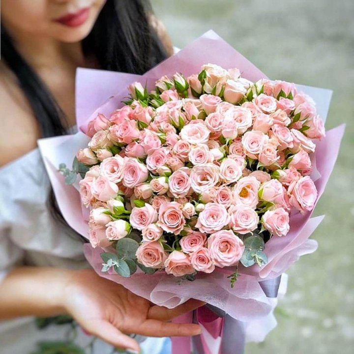 Кустовые розы с эвкалиптом в Прокопьевске