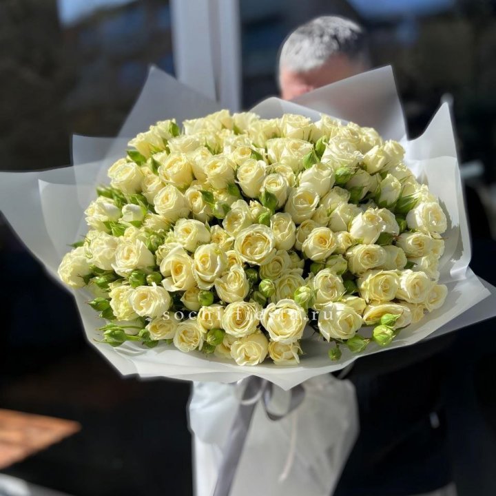 Белые кустовые розы 31 шт в Прокопьевске