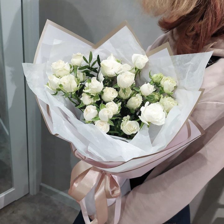 Белоснежные кустовые розы в Прокопьевске