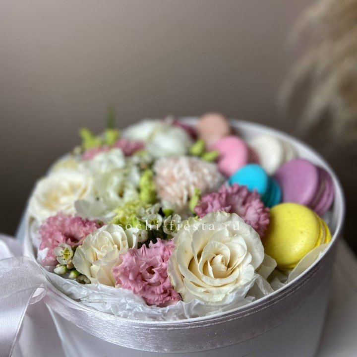 Цветы в цилиндре с макаронс "Прованс" в Прокопьевске