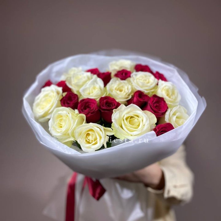 Букет их красных и белых 25 роз в Прокопьевске