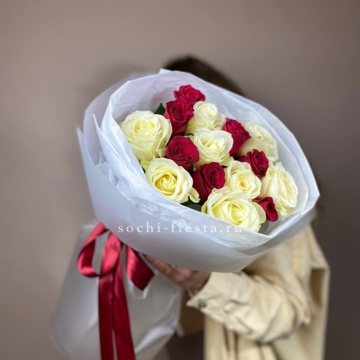 Букет из красных белых 15 роз в Прокопьевске