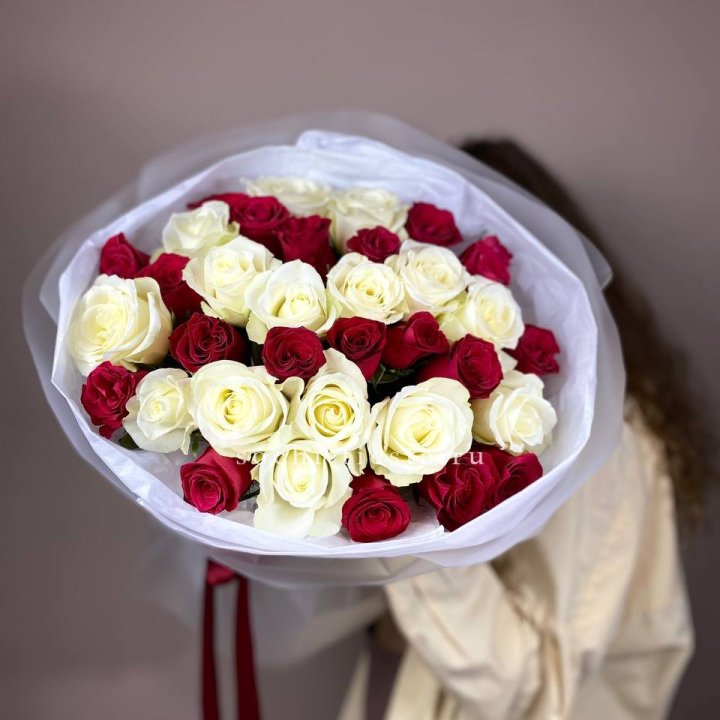 Букет из красных белых 35 роз в Прокопьевске