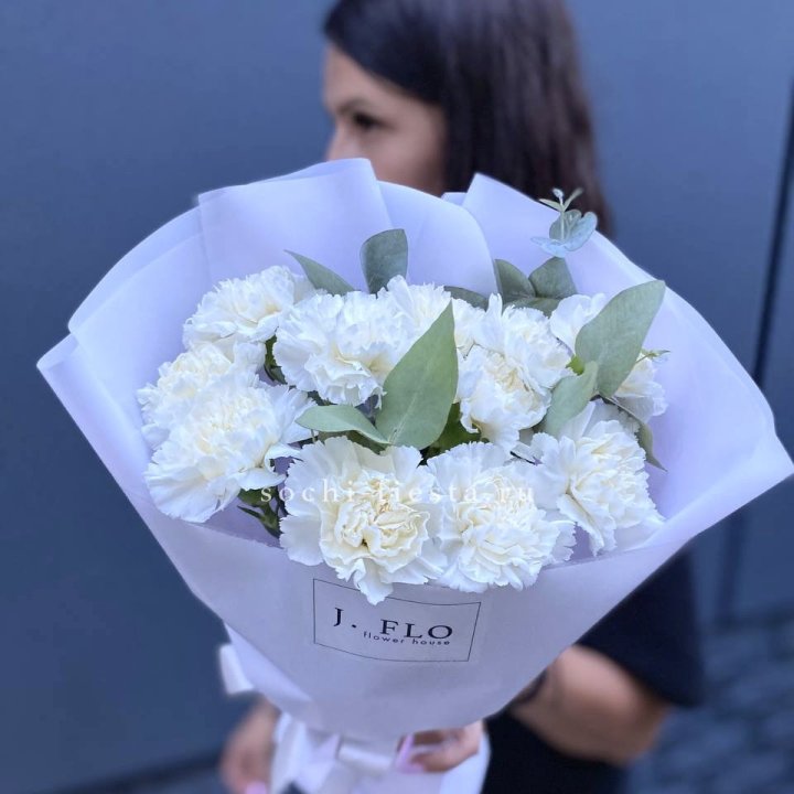 Букет белых диантусов с эвкалиптом в Прокопьевске