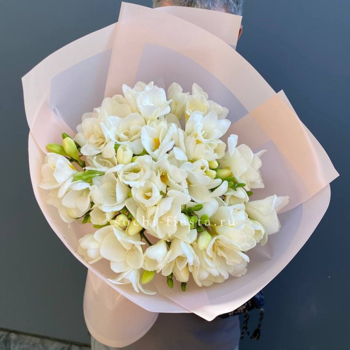 Букет белых фрезий  в Прокопьевске