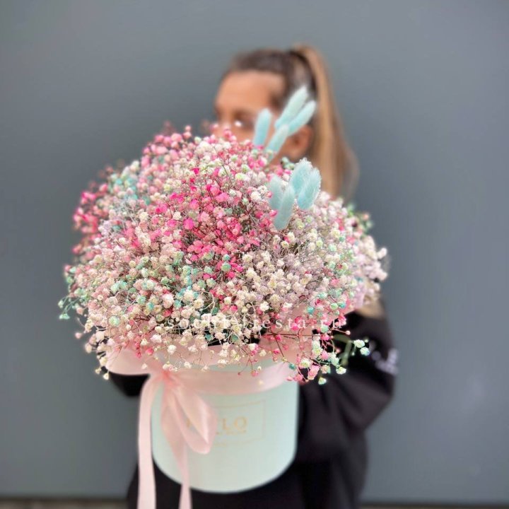 9 Радужных гипсофилы в шляпной коробке в Прокопьевске