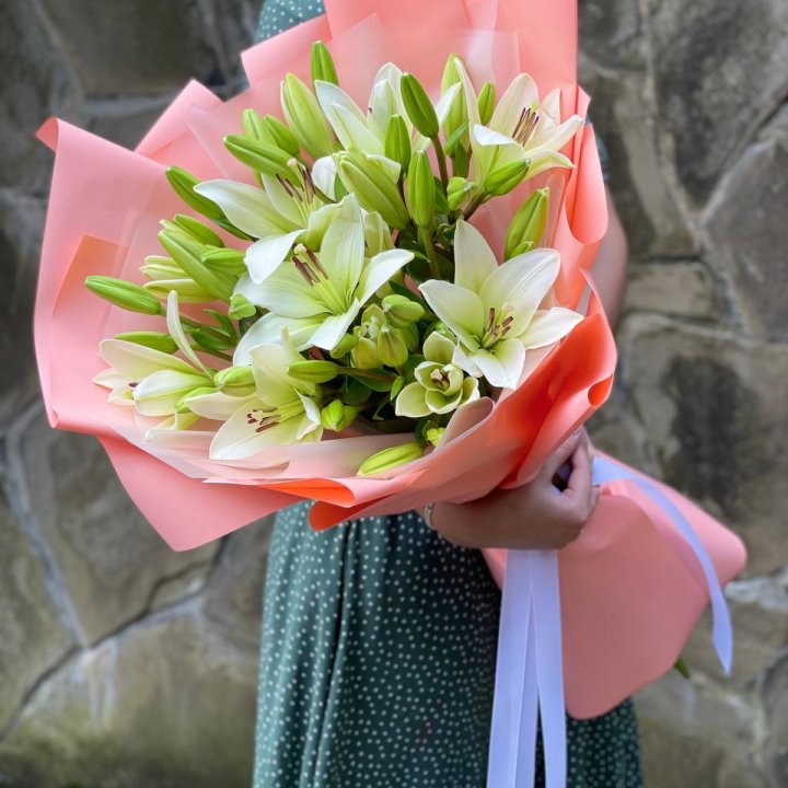 Букет из 7 белых лилий в Прокопьевске